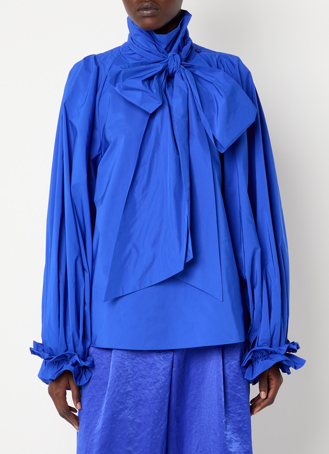 Essentiel Antwerp Kelly blouse met sjaalkraag  - detail kobaltblauw
