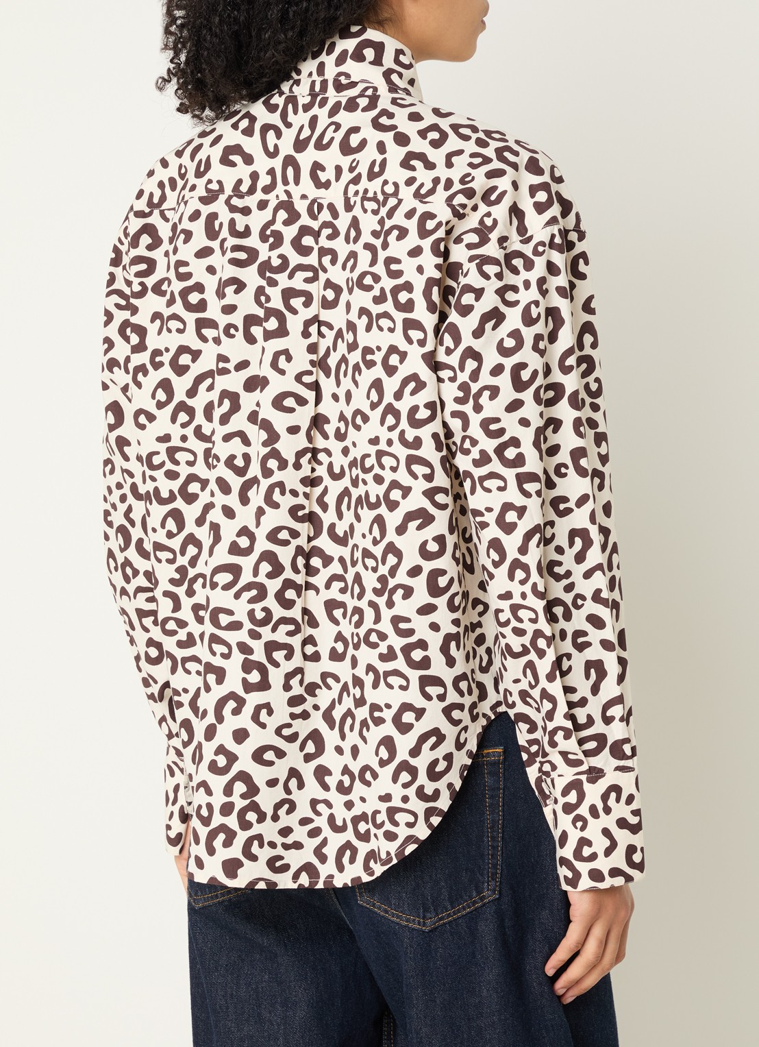 Essentiel Antwerp Khaleesie blouse met panterprint en sjaalkraag - achterkant wit
