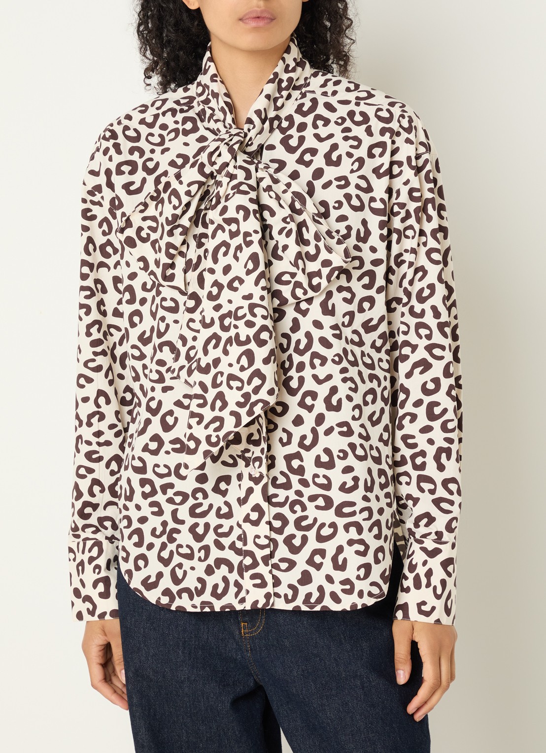 Essentiel Antwerp Khaleesie blouse met panterprint en sjaalkraag - detail 2 wit