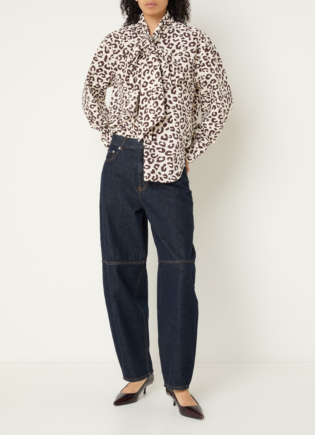 Essentiel Antwerp Khaleesie blouse met panterprint en sjaalkraag - voorkant 4 wit