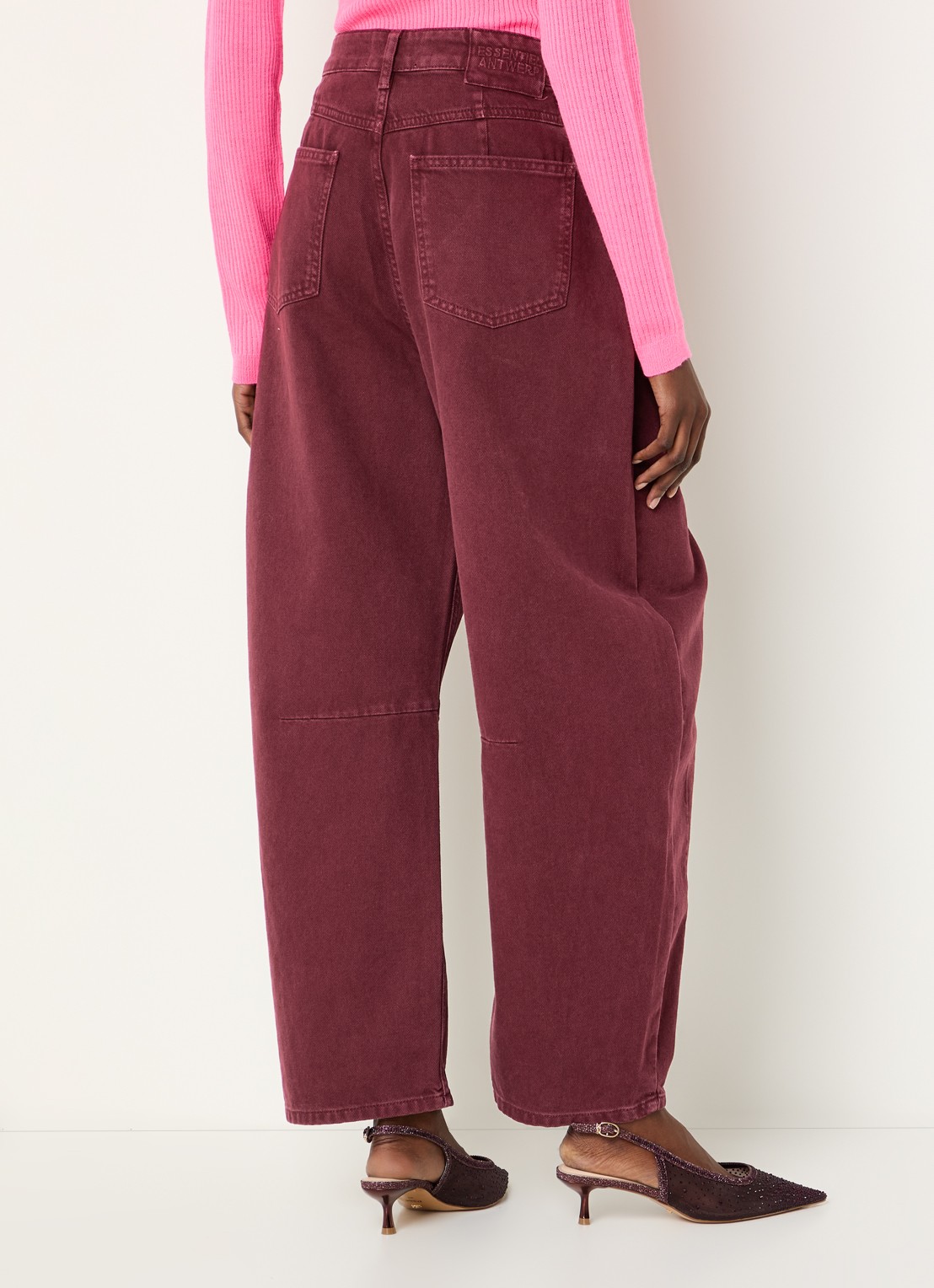 Essentiel Antwerp Kokos mid waist cropped balloon fit jeans met gekleurde wassing - achterkant 5 bordeauxrood