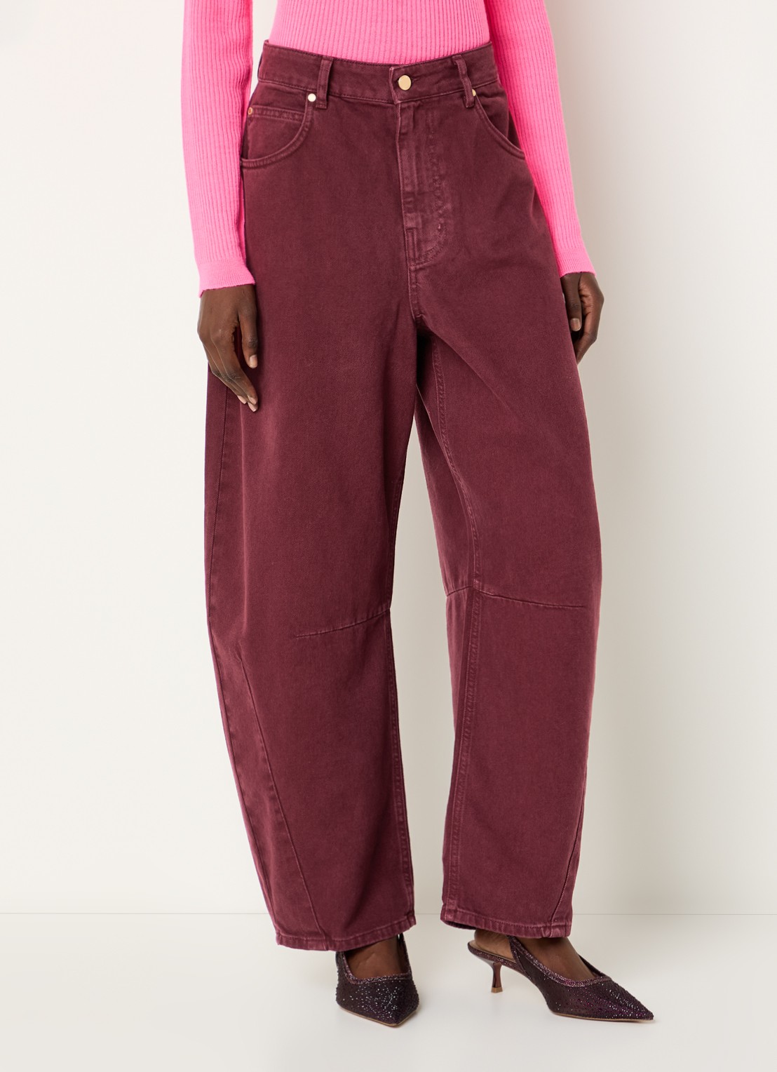 Essentiel Antwerp Kokos mid waist cropped balloon fit jeans met gekleurde wassing - detail 3 bordeauxrood