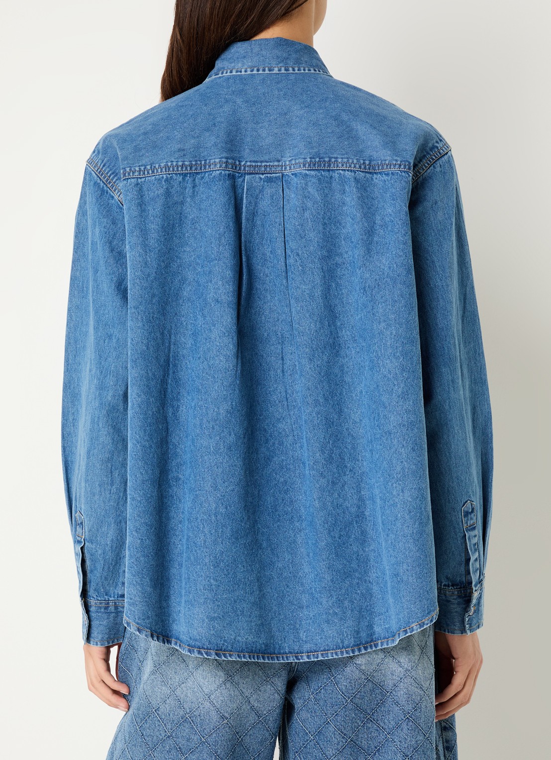 Essentiel Antwerp Konnection Rhinestone blouse van denim met kralendecoratie - achterkant indigo