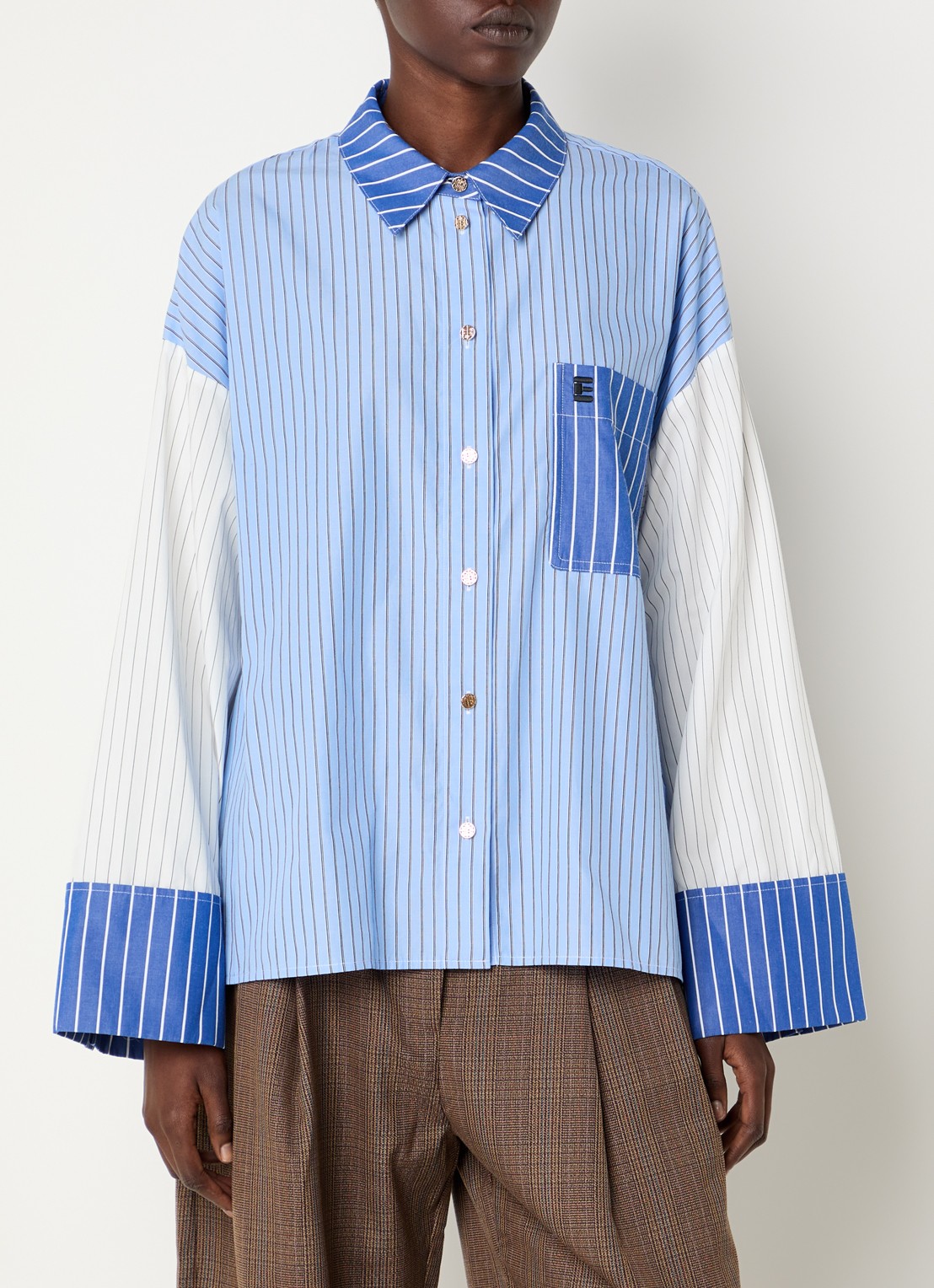 Essentiel Antwerp Kovid blouse met streepprint en trompetmouw - detail blauw