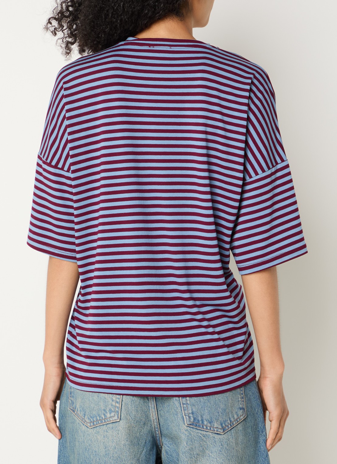 Essentiel Antwerp Kriss top met knoopdetail en streepprint - achterkant bordeauxrood