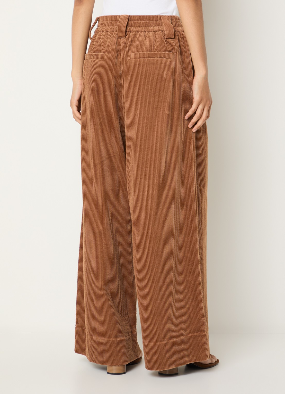 Essentiel Antwerp Mid waist wide fit broek van corduroy met paspelzakken  - achterkant roestbruin