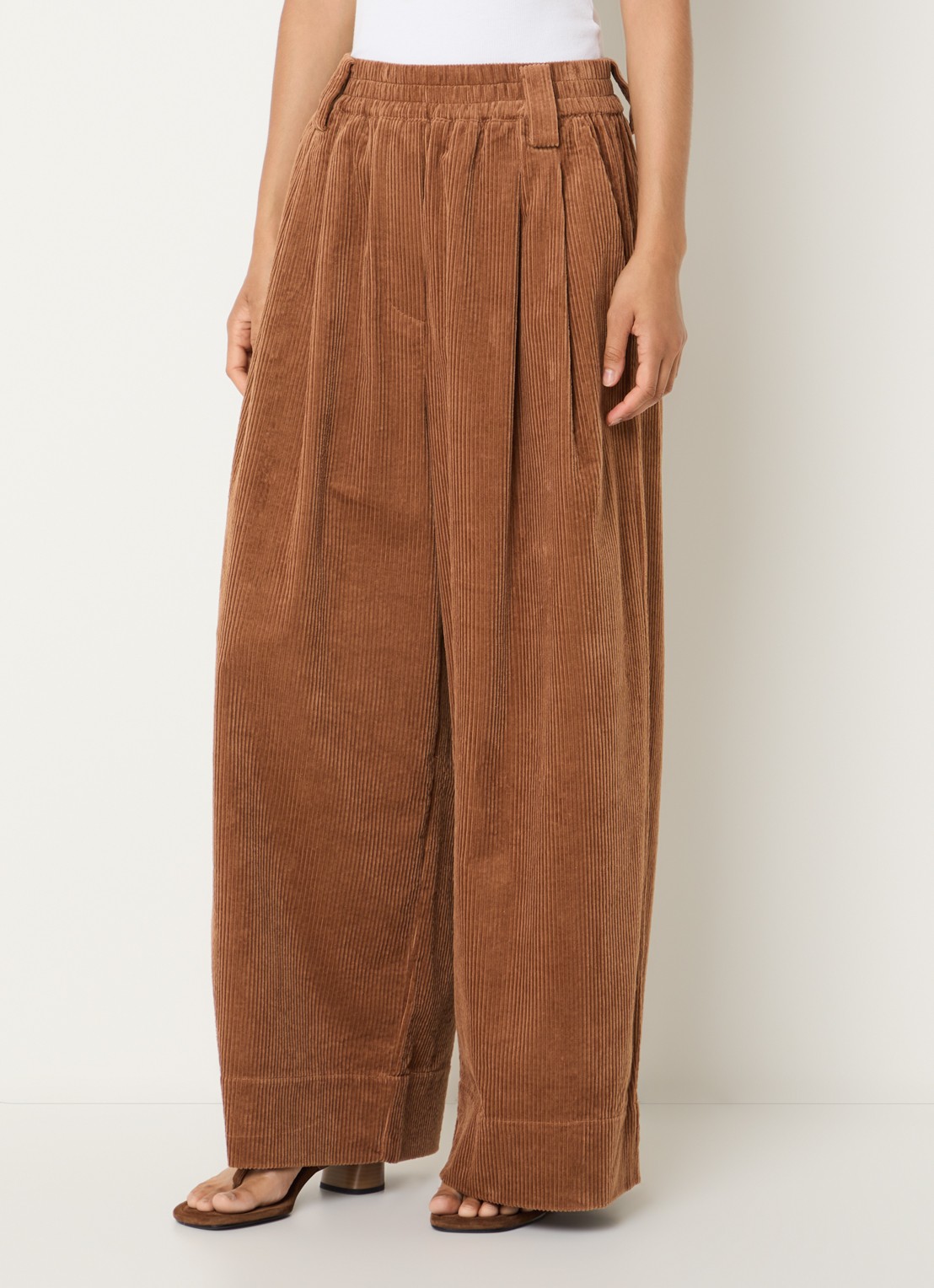 Essentiel Antwerp Mid waist wide fit broek van corduroy met paspelzakken  - detail 2 roestbruin