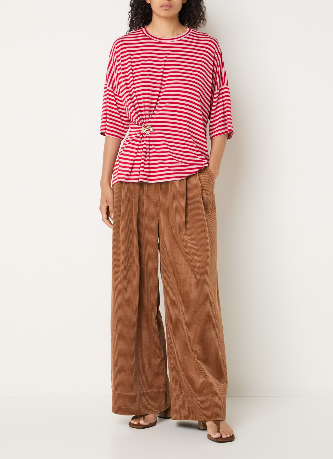 Essentiel Antwerp Mid waist wide fit broek van corduroy met paspelzakken  - voorkant 4 roestbruin