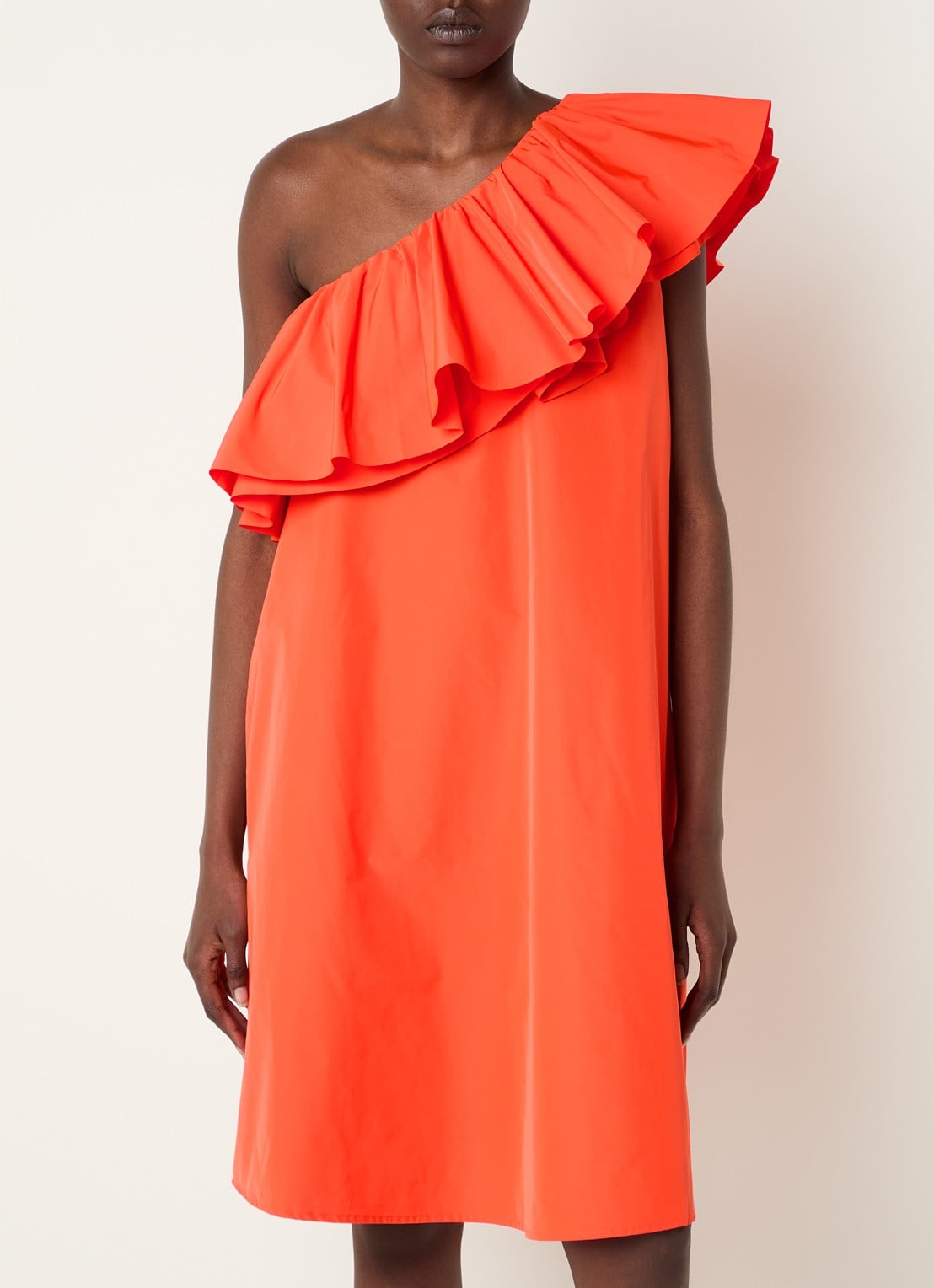 Essentiel Antwerp Mini jurk met asymmetrische hals en volant - detail oranjerood