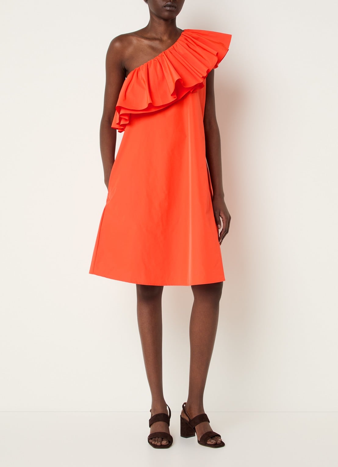 Essentiel Antwerp Mini jurk met asymmetrische hals en volant - voorkant 3 oranjerood