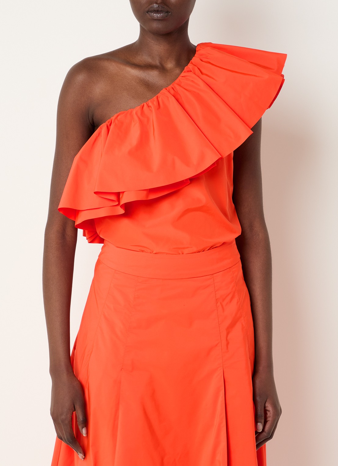 Essentiel Antwerp One shoulder top met volant - detail oranjerood