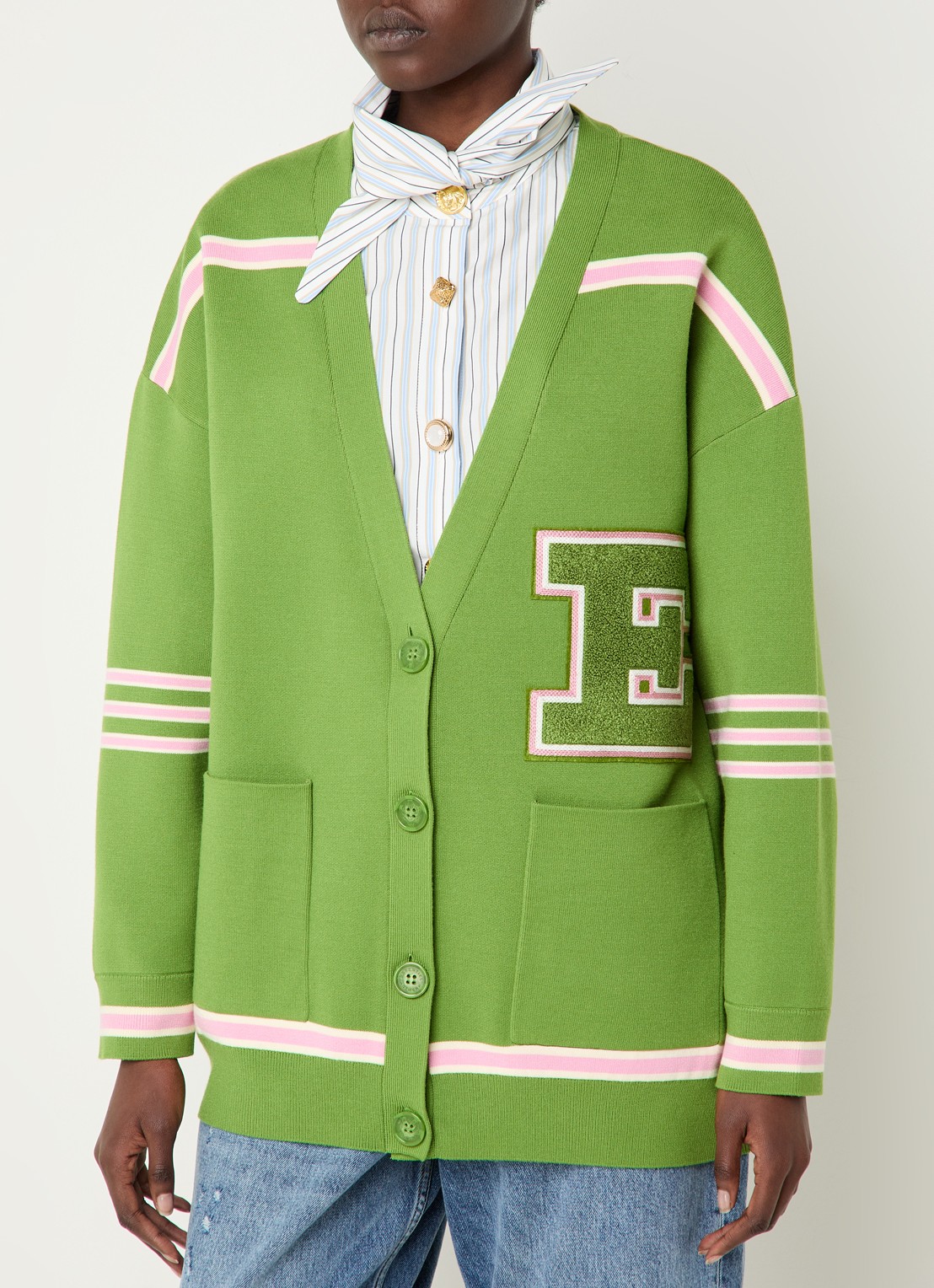 Essentiel Antwerp Openvallend fijngebreid vest met print - detail 2 groen