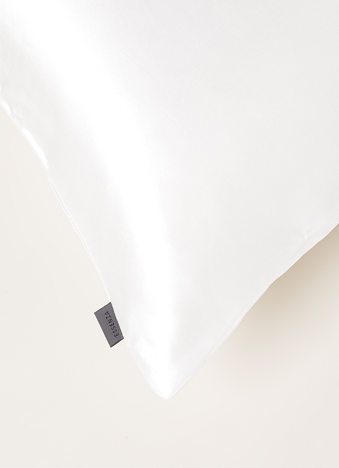 Essenza Dallas Oyster beauty kussensloop van satijn - detail gebroken wit