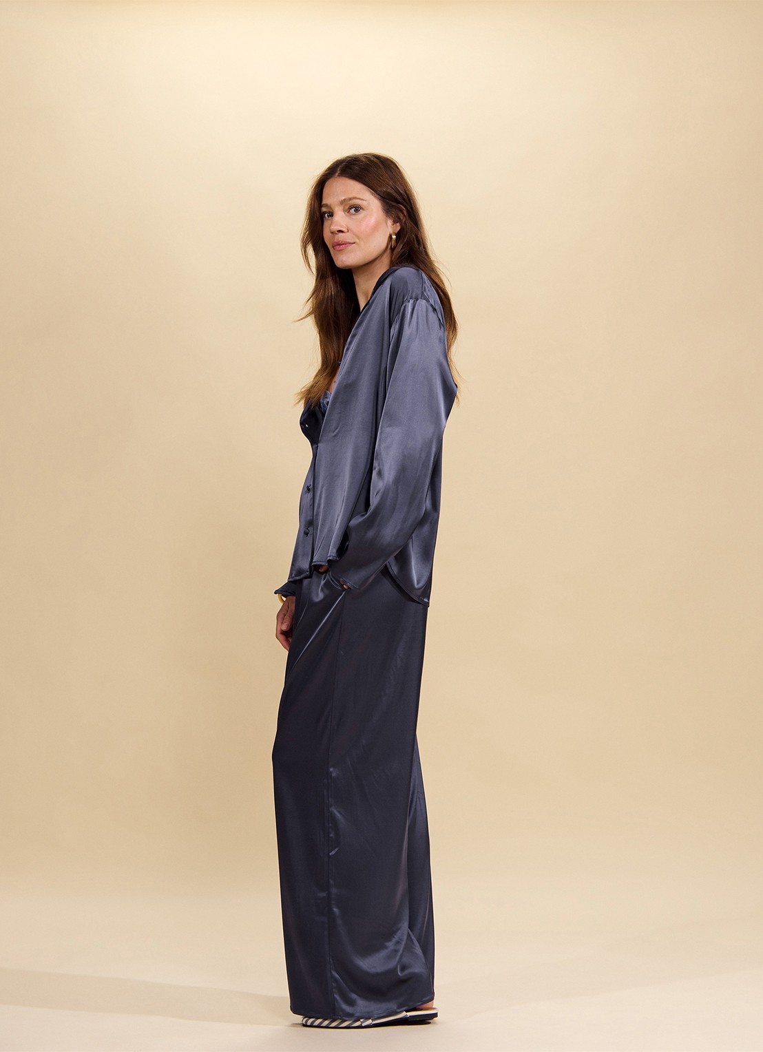 Essenza Elodie loungetop met glanzende finish - detail 5 donkerblauw