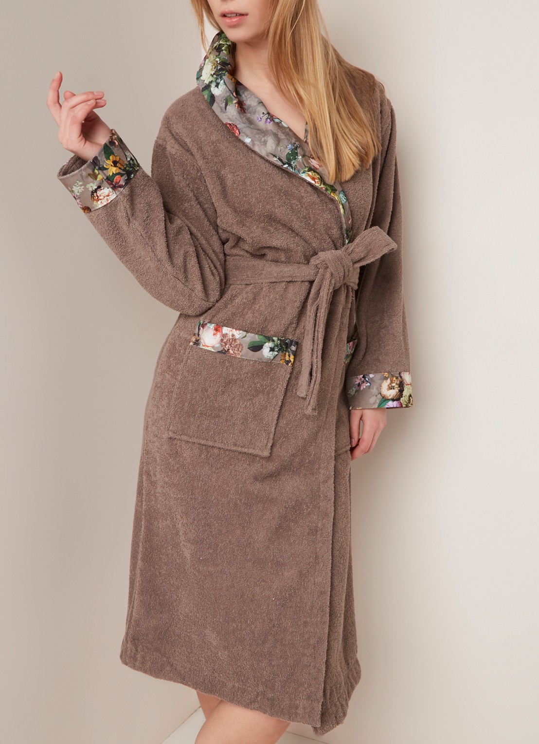 Essenza Fleur badjas met contrastvoering en bloemenprint - detail taupe