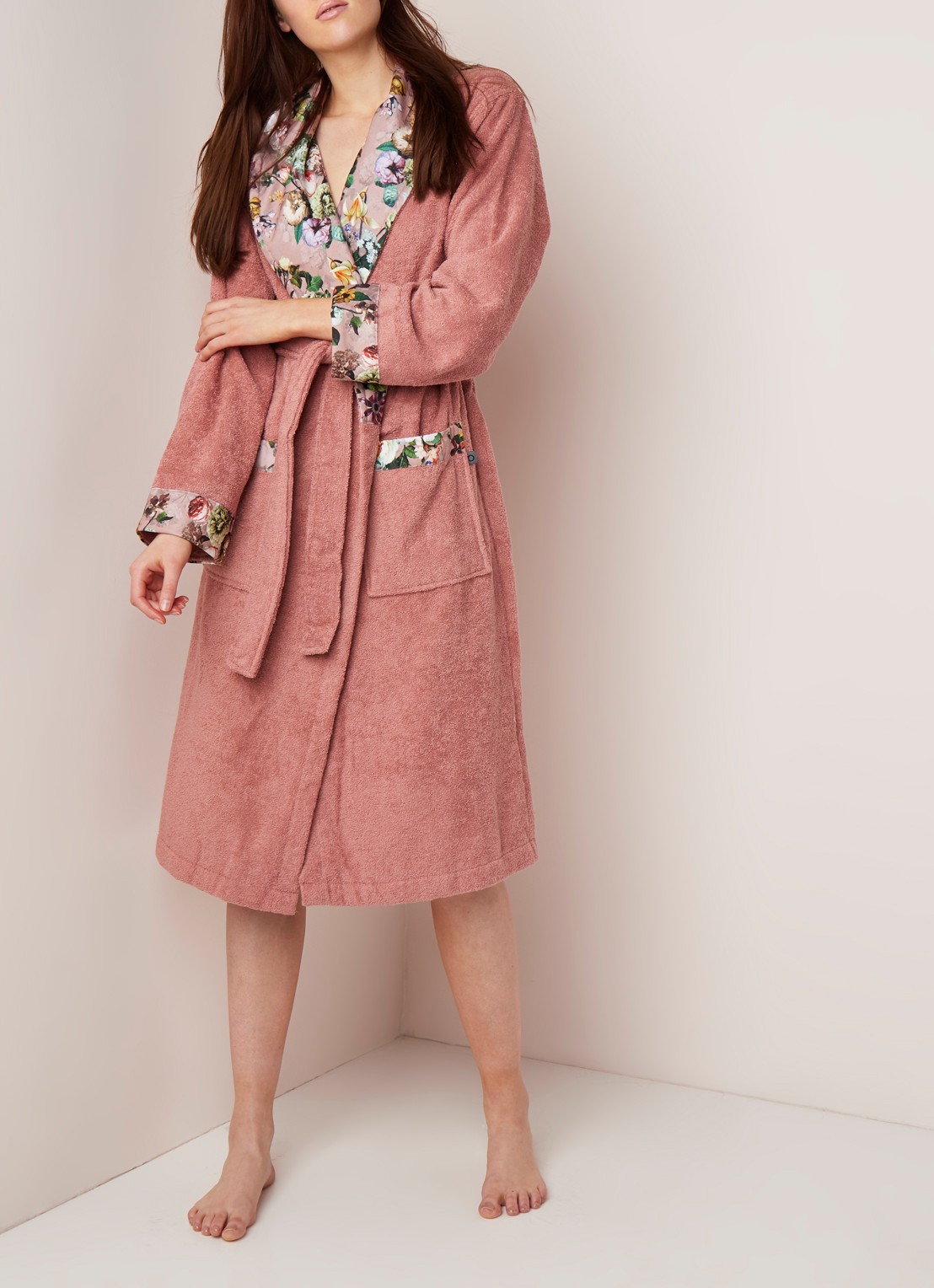 Essenza Fleur badjas met contrastvoering en bloemenprint - voorkant 4 roze