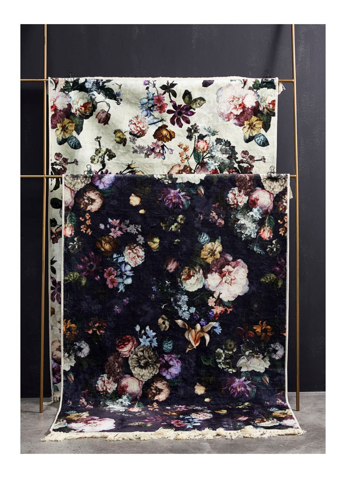 Essenza Fleur vloerkleed met bloemenprint 60 x 90 cm - detail donkerblauw