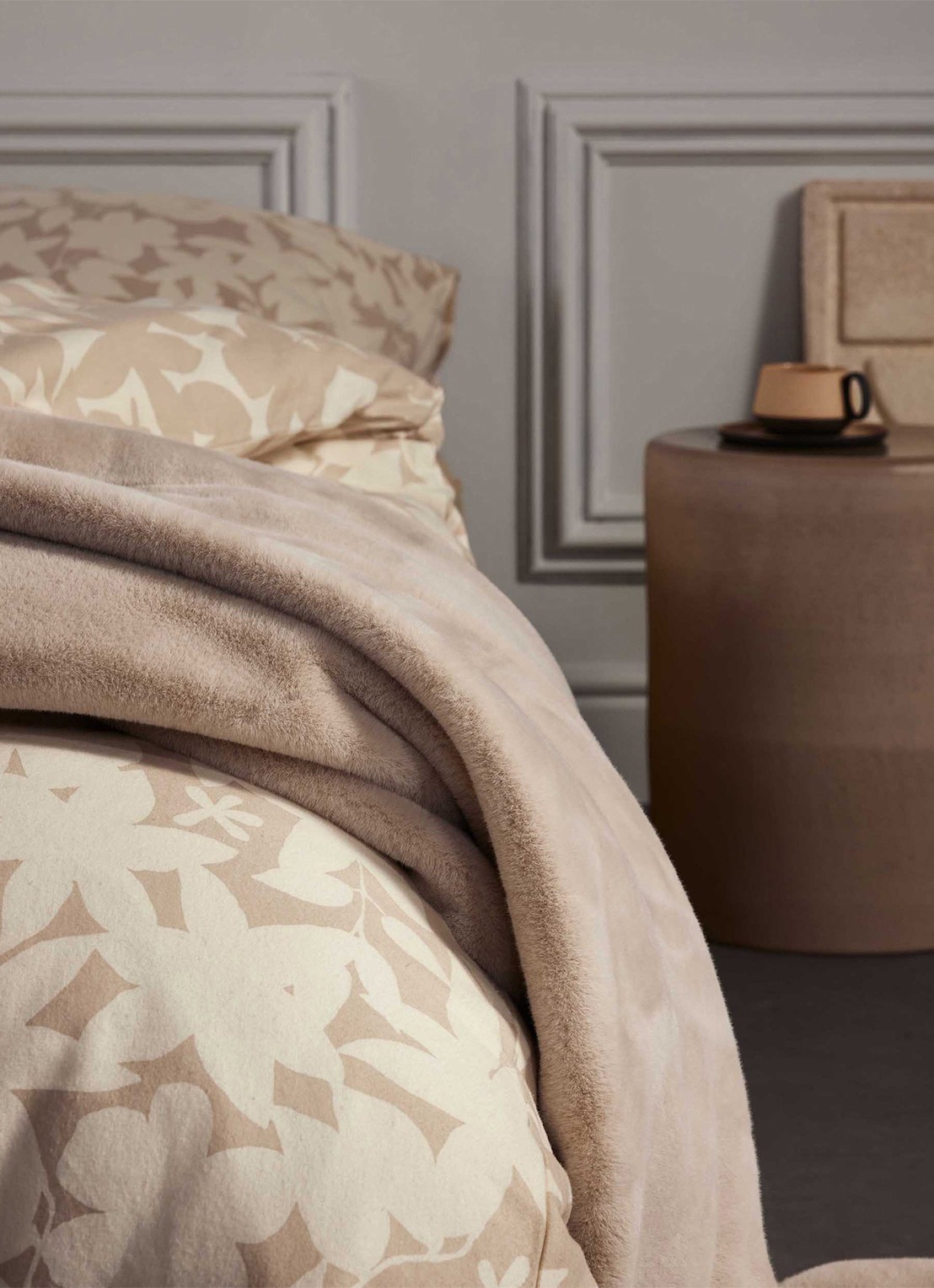 Essenza Furry plaid van imitatiebont 150 x 200 cm - detail beige
