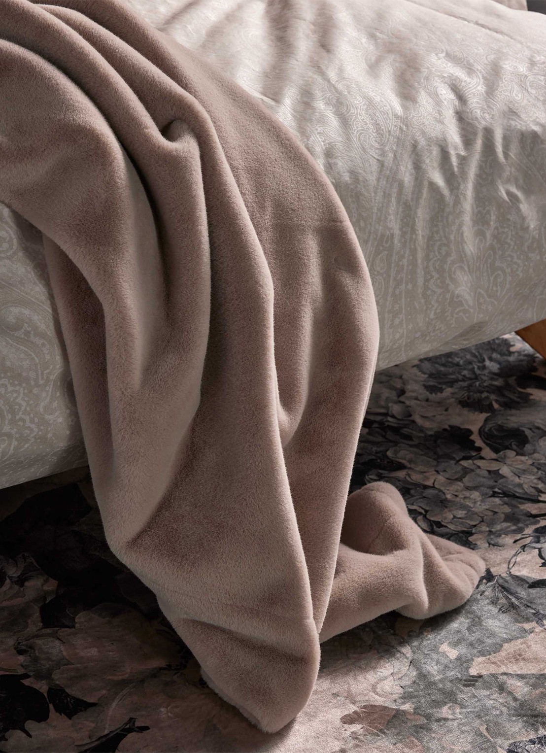 Essenza Furry plaid van imitatiebont 150 x 200 cm - voorkant 3 beige