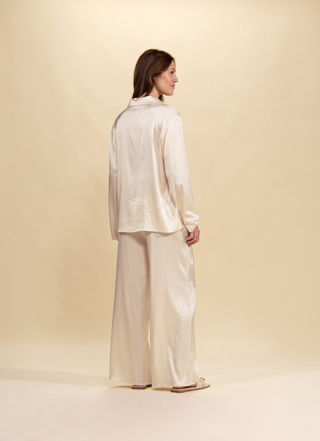 Essenza Ida loungebroek met glanzende finish - detail 3 vanillegeel