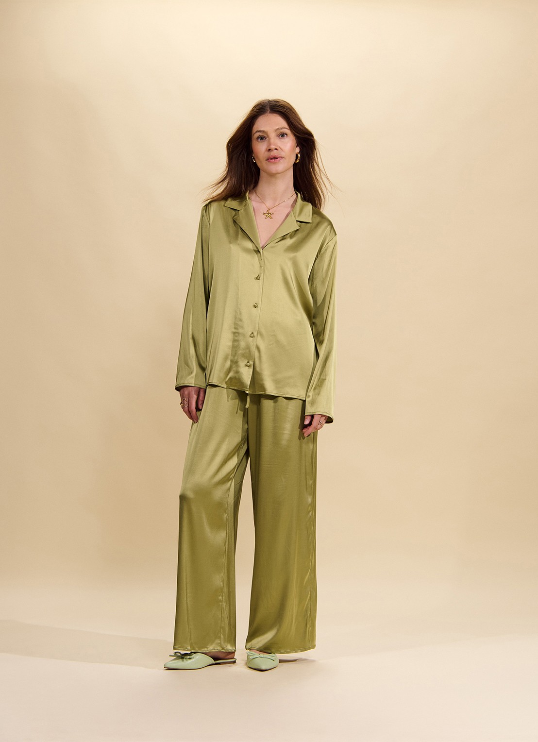Essenza Ida loungebroek met glanzende finish - detail 3 groen