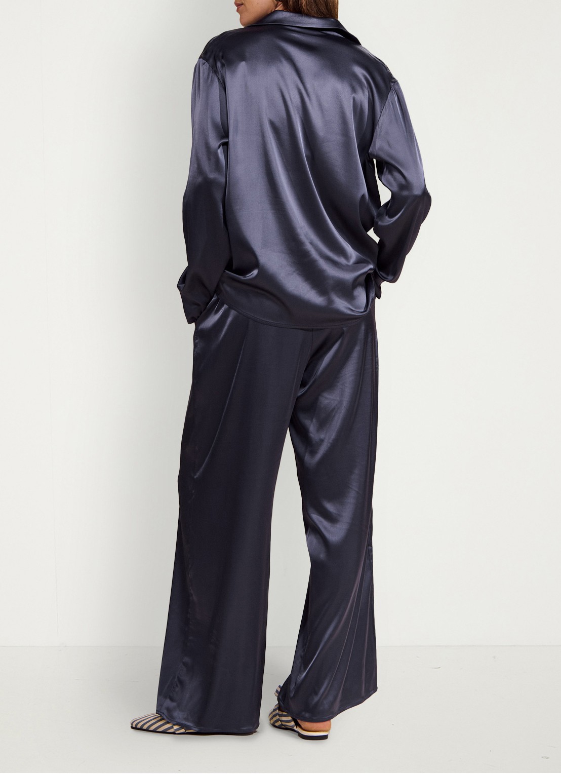Essenza Ida loungebroek met glanzende finish - detail 7 donkerblauw