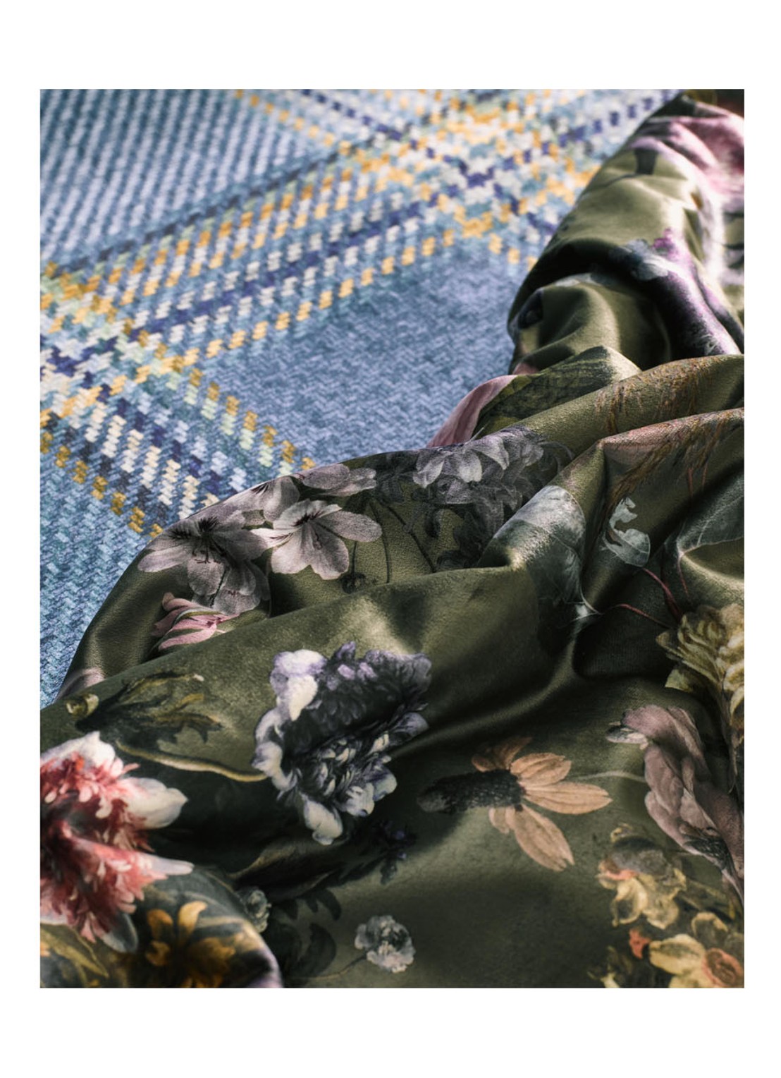 Essenza Isabelle plaid met bloemenprint 170 x 135 cm - detail mosgroen