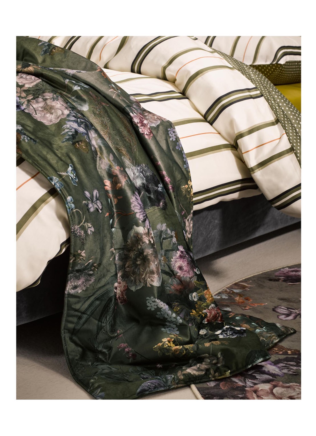 Essenza Isabelle plaid met bloemenprint 170 x 135 cm - voorkant 3 mosgroen