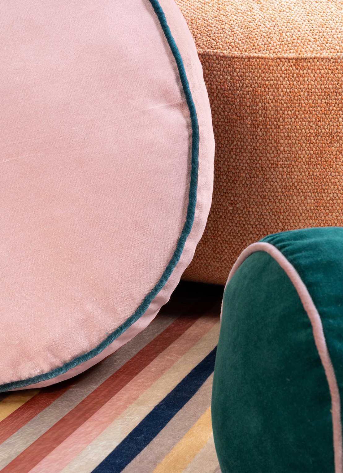 Essenza Lio sierkussen van fluweel 45 cm - achterkant roze