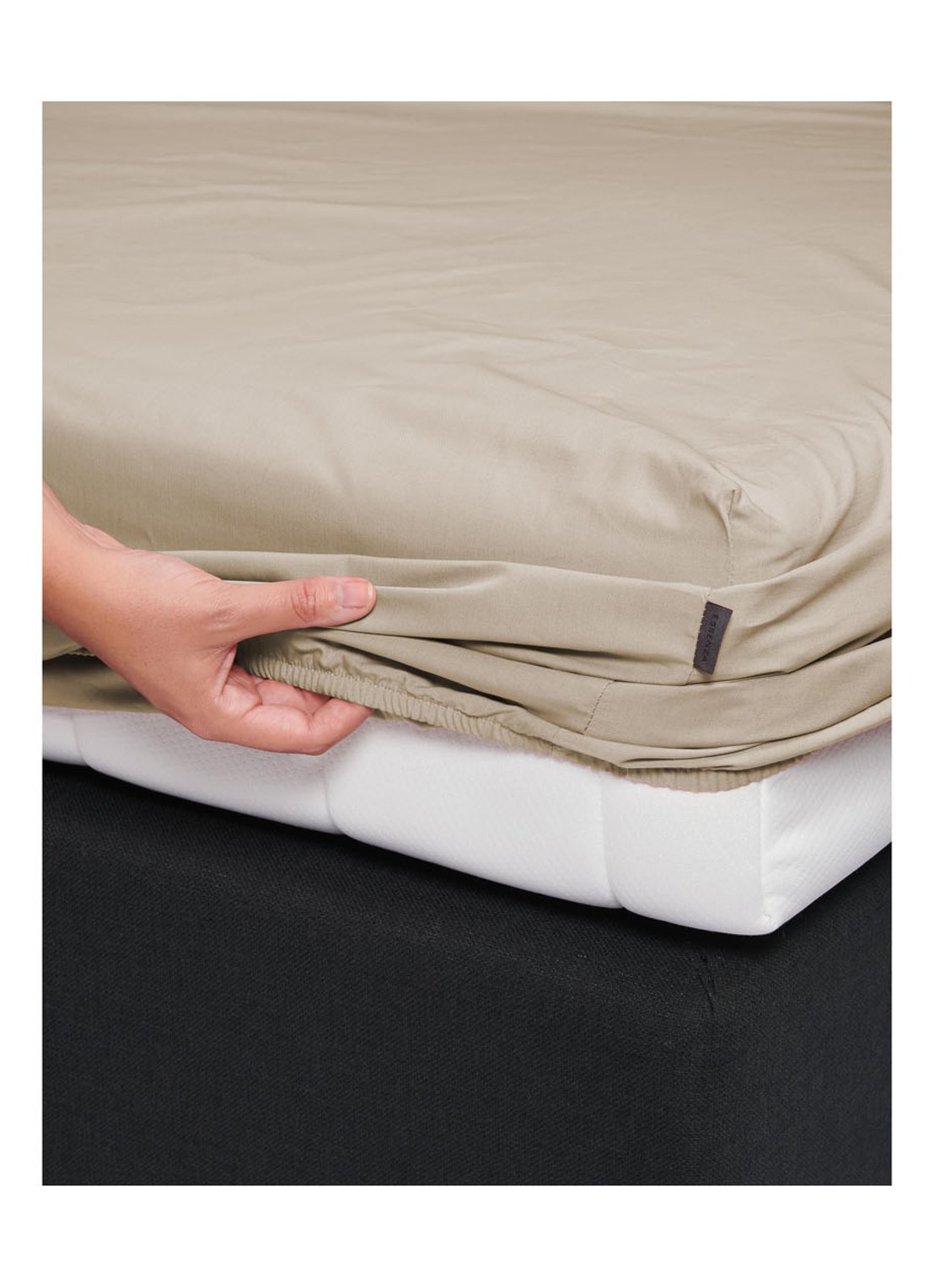 Essenza Minte hoeslaken van katoensatijn 300TC, hoekhoogte 35 cm - voorkant 2 beige