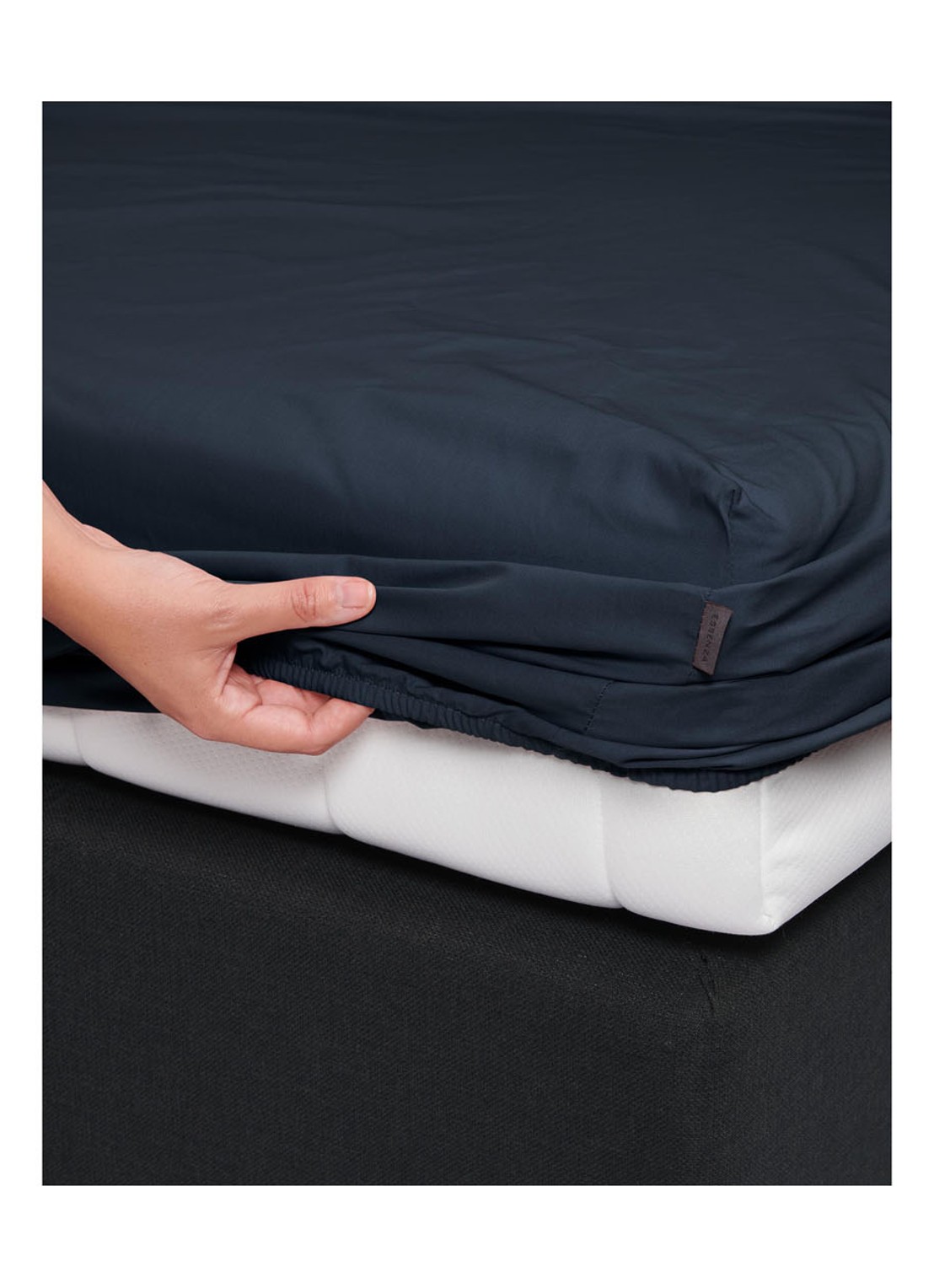 Essenza Minte hoeslaken van katoensatijn 300TC, hoekhoogte 35 cm - voorkant 2 donkerblauw