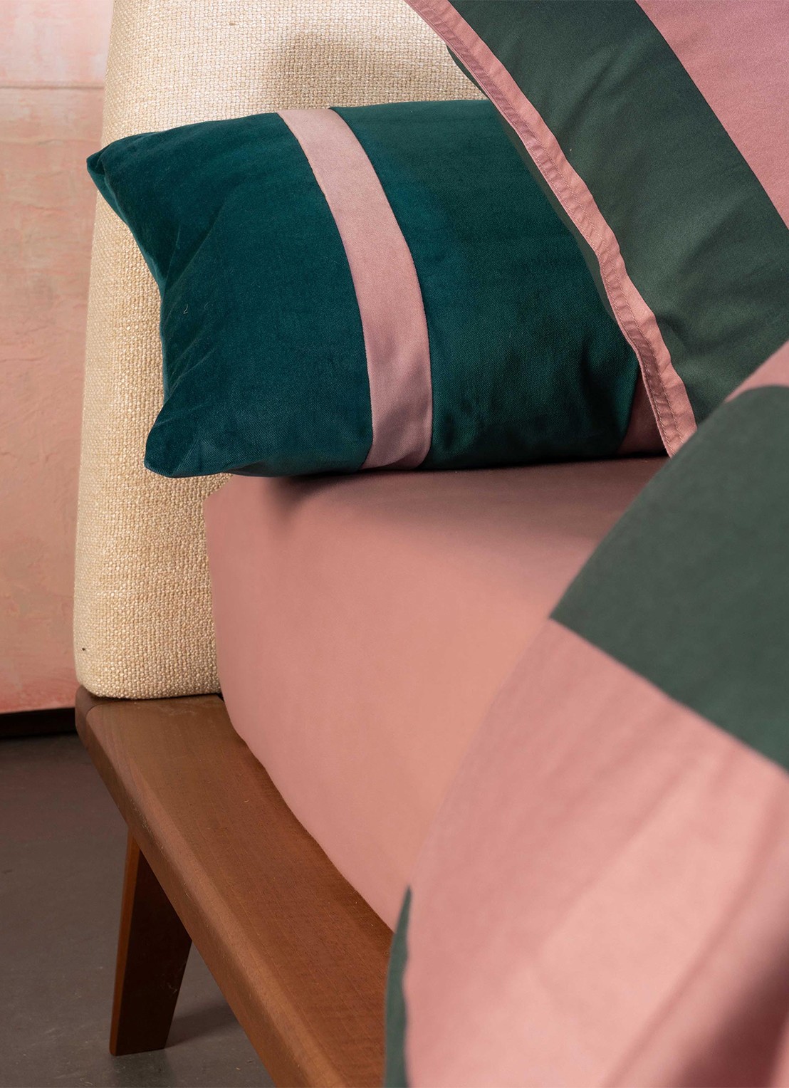 Essenza Minte Stripe dekbedovertrek van katoensatijn 300TC - inclusief kussensloop - detail 4 roze