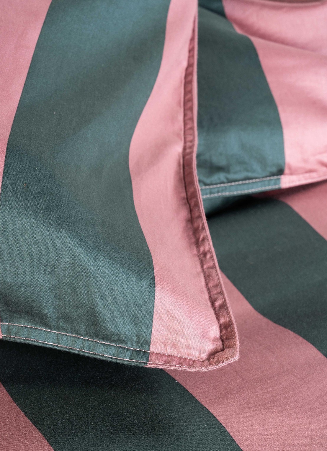 Essenza Minte Stripe dekbedovertrek van katoensatijn 300TC - inclusief kussensloop - achterkant 3 roze