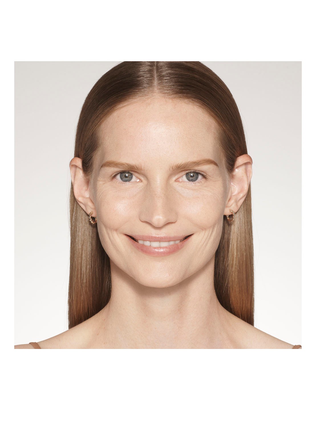 Estée Lauder Futurist Skintint Serum Foundation SPF20 - detail 4 2n1 desert beige