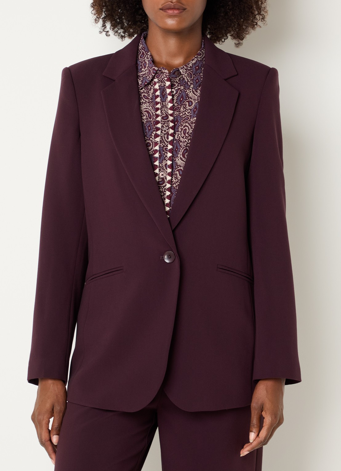 Expresso Blazer met paspelzakken en schoudervulling - detail aubergine