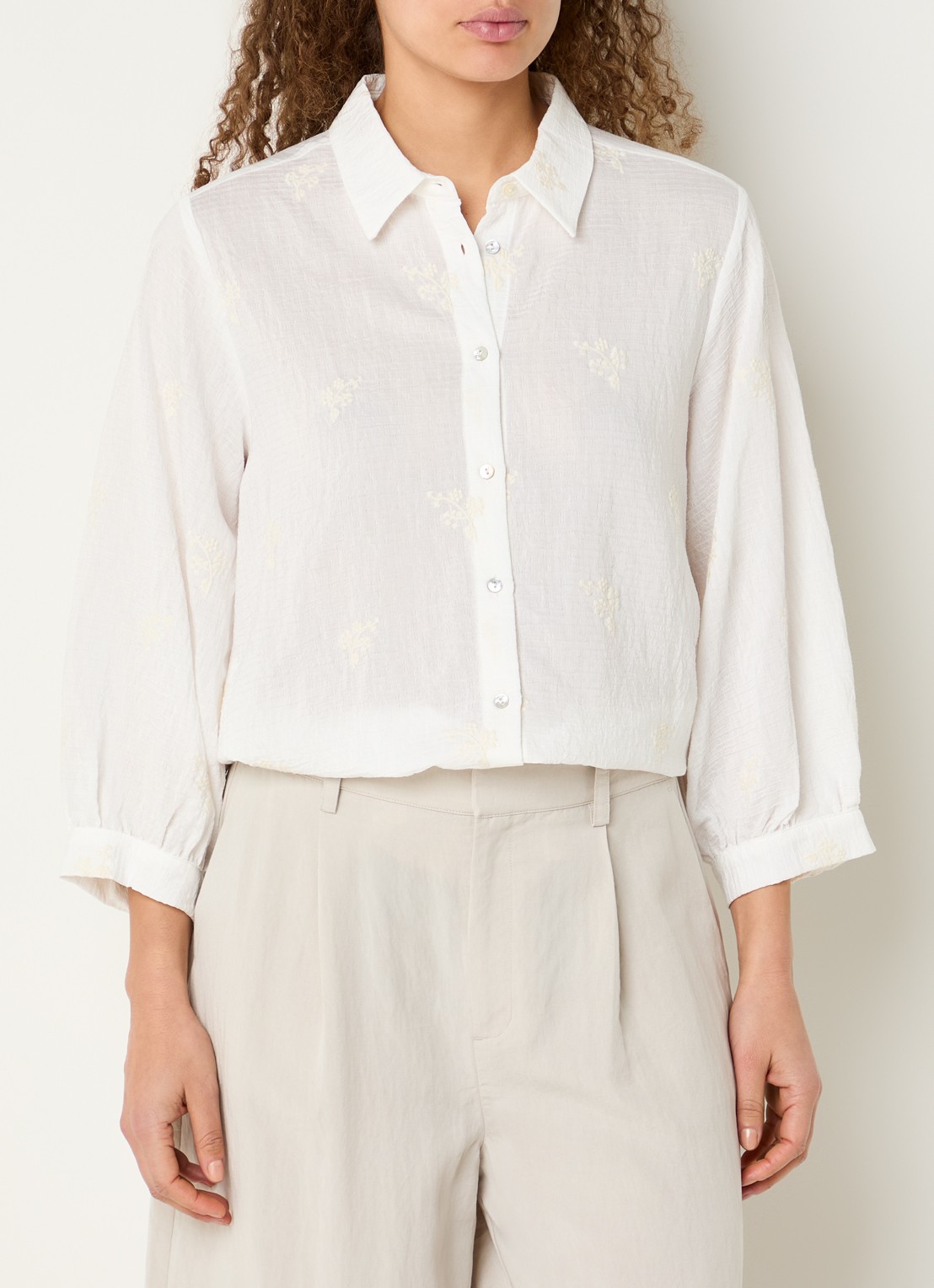 Expresso Blouse met bloemborduring en pofmouw - detail 4 gebroken wit