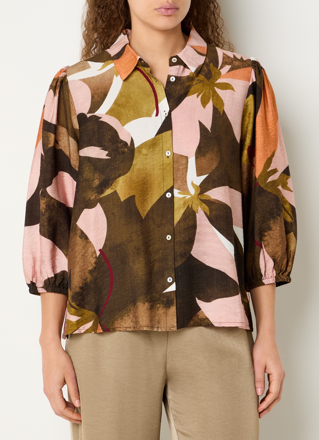 Expresso Blouse met grafisch bloemdessin - detail roestbruin