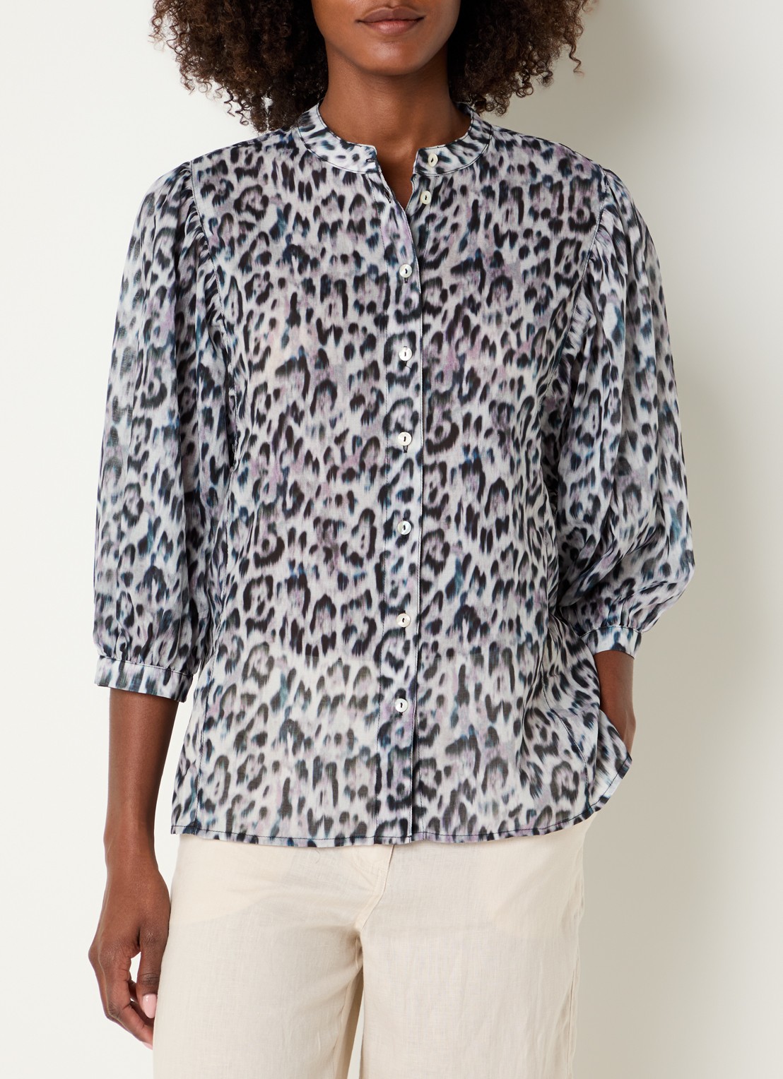 Expresso Blouse met panterprint en pofmouw - detail 2 lichtblauw