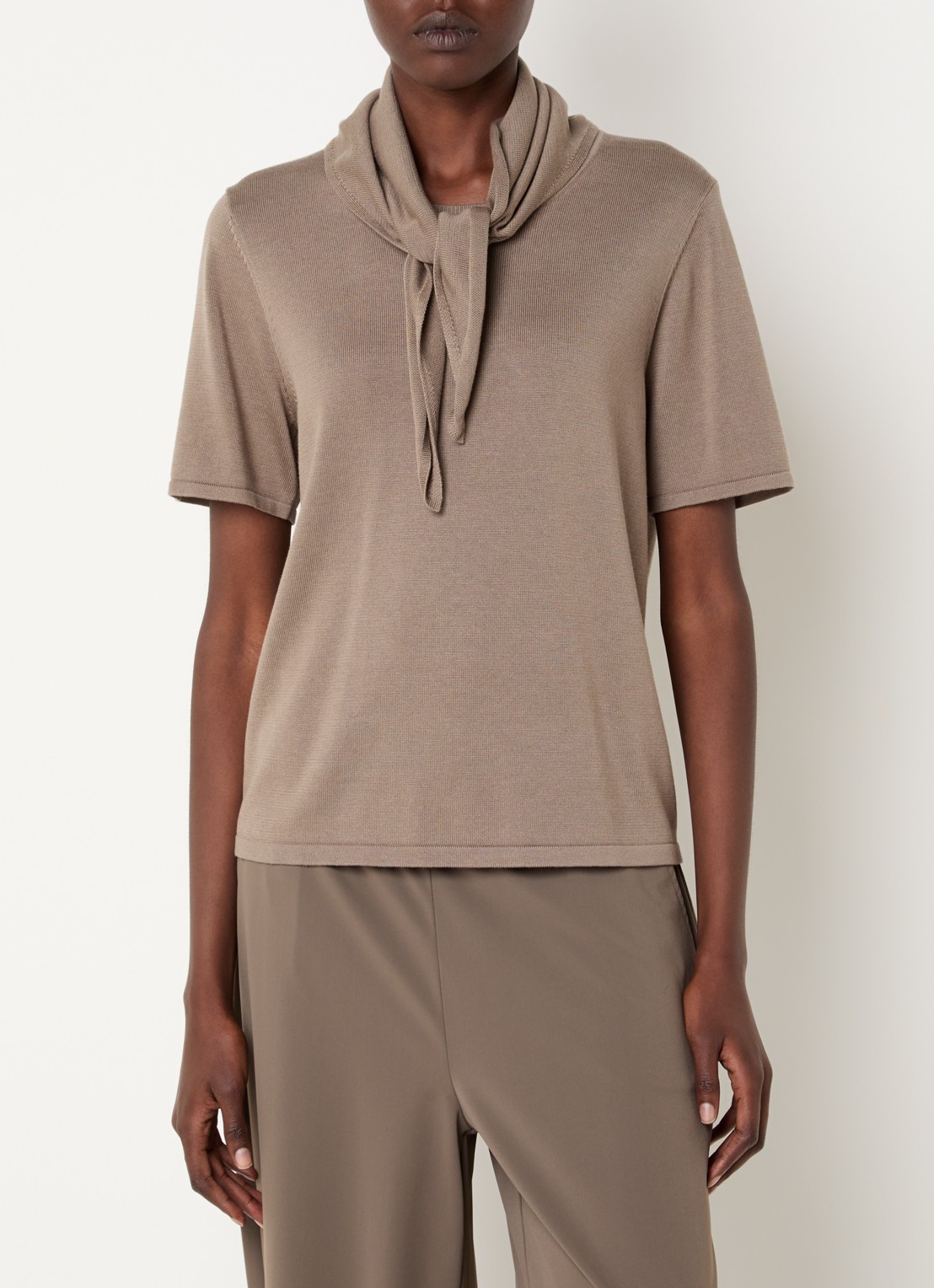 Expresso T-shirt met sjaalkraag - detail zand