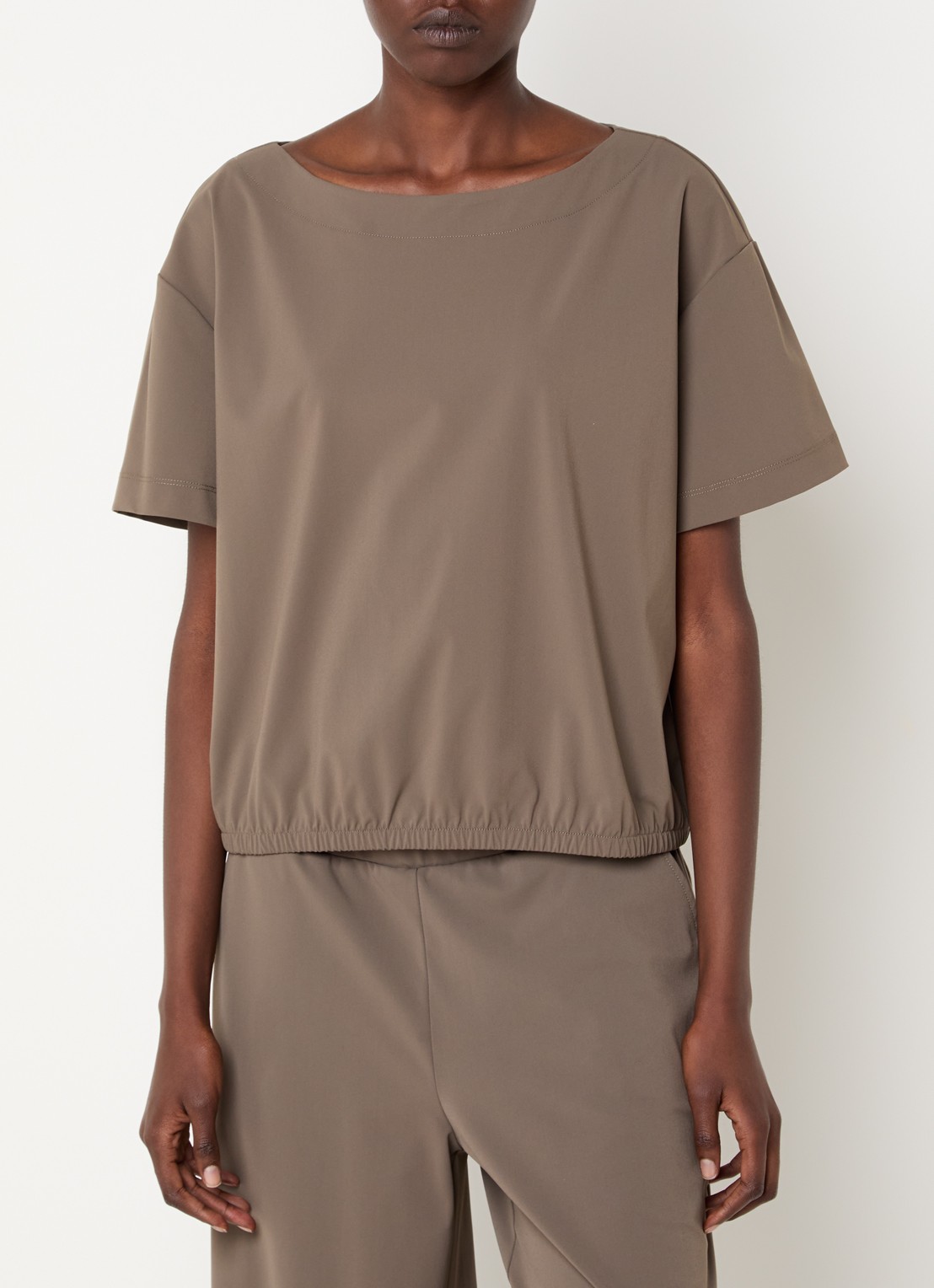 Expresso Travel top met boothals - detail zand