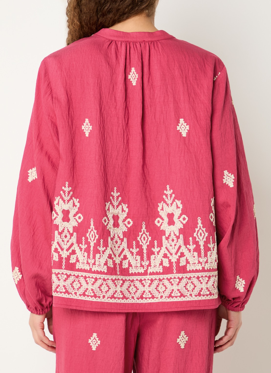 Expresso Tuniek met borduring en pofmouw - achterkant kersenrood