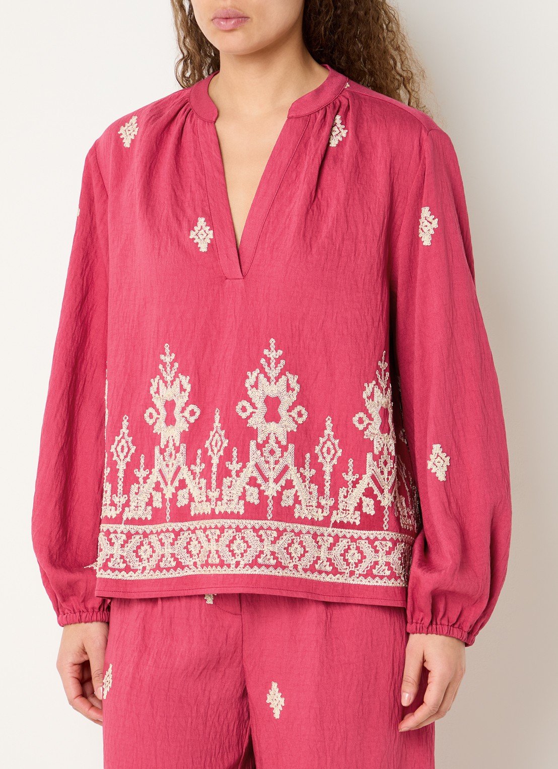 Expresso Tuniek met borduring en pofmouw - detail 4 kersenrood