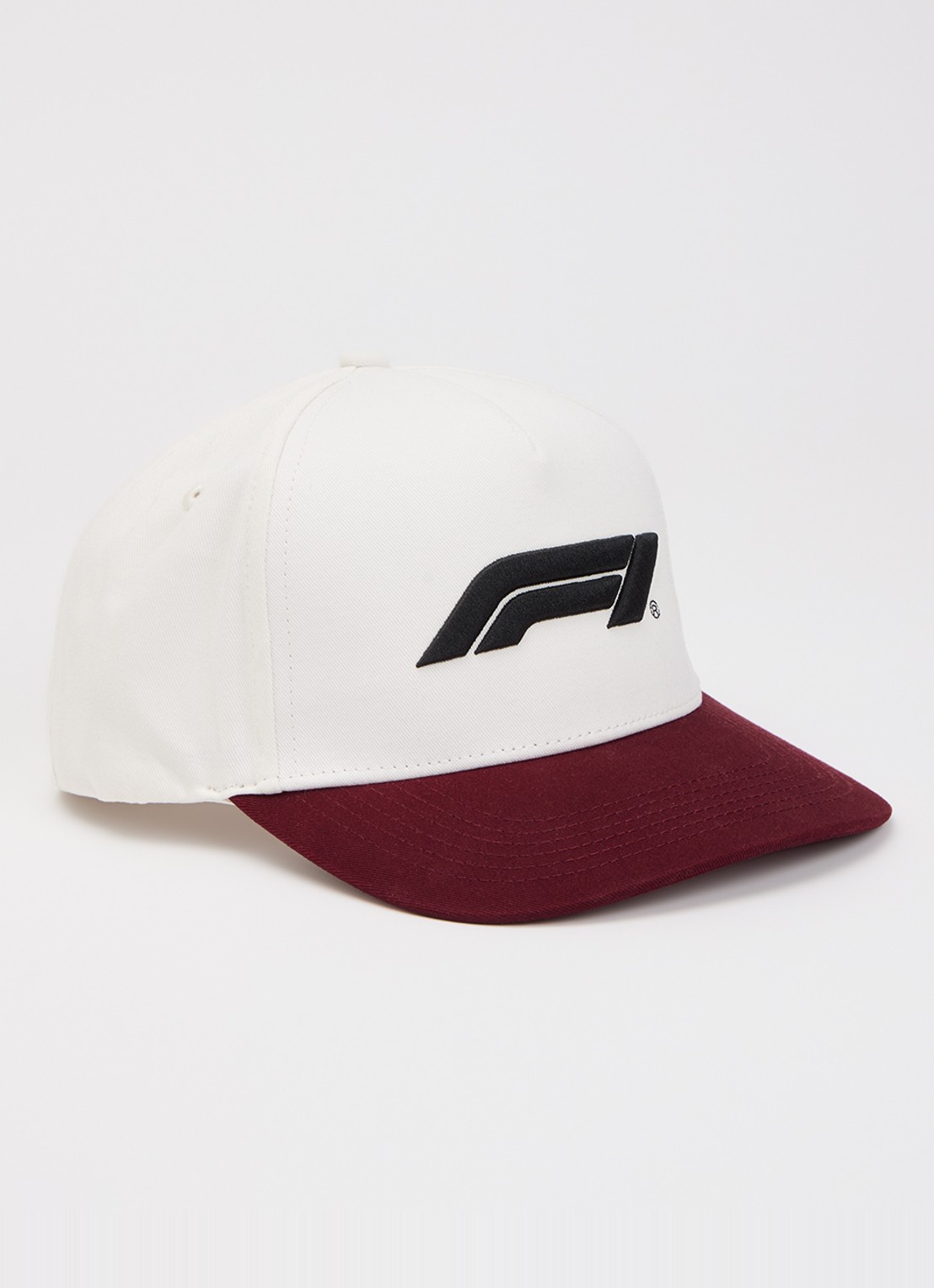 F1 Pet met logoborduring  - voorkant kersenrood
