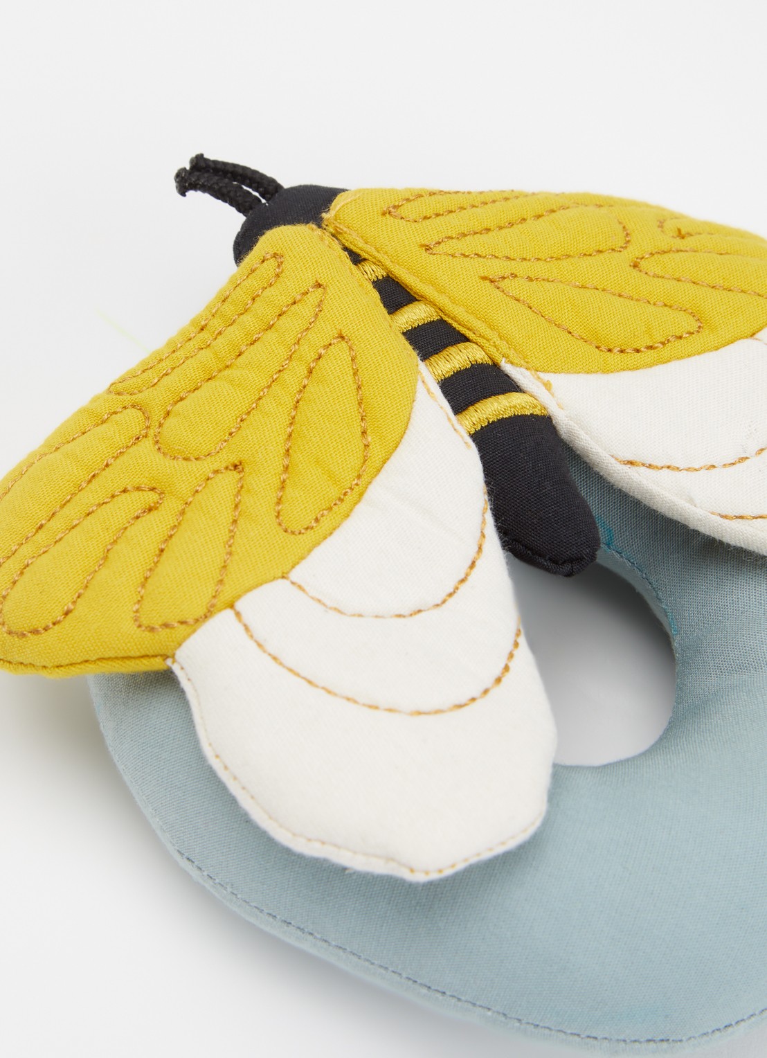 Fabelab Bee knuffel rammelaar 14 cm - voorkant 2 lichtblauw