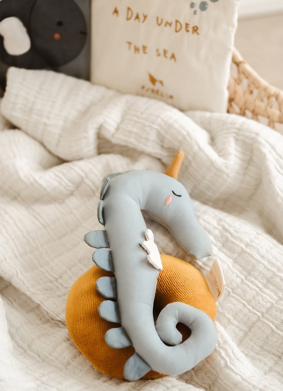 Fabelab Seahorse knuffel rammelaar 22 cm - voorkant 2 lichtblauw