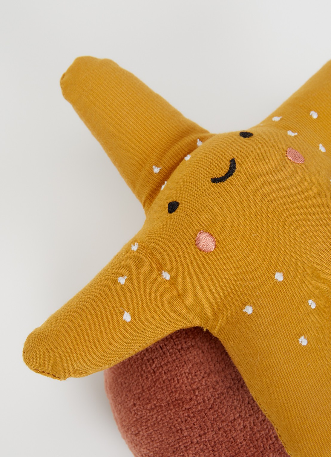 Fabelab Starfish knuffel rammelaar 18 cm - voorkant 2 mosterd