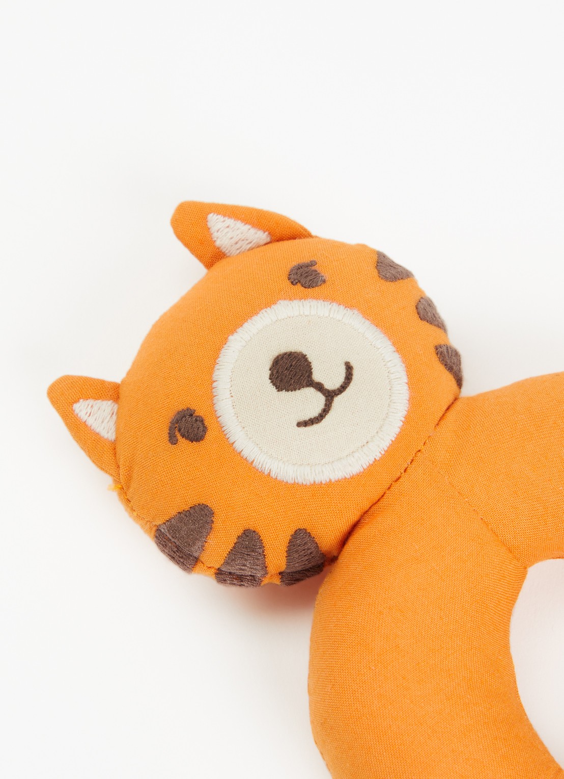 Fabelab Tiger rammelaar 16 cm - detail donkeroranje