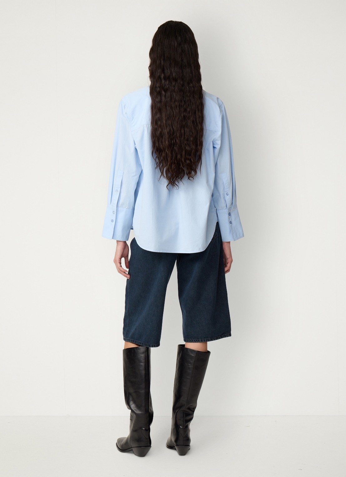 Fabienne Chapot Alex blouse met bloemenapplicaties - achterkant 3 lichtblauw