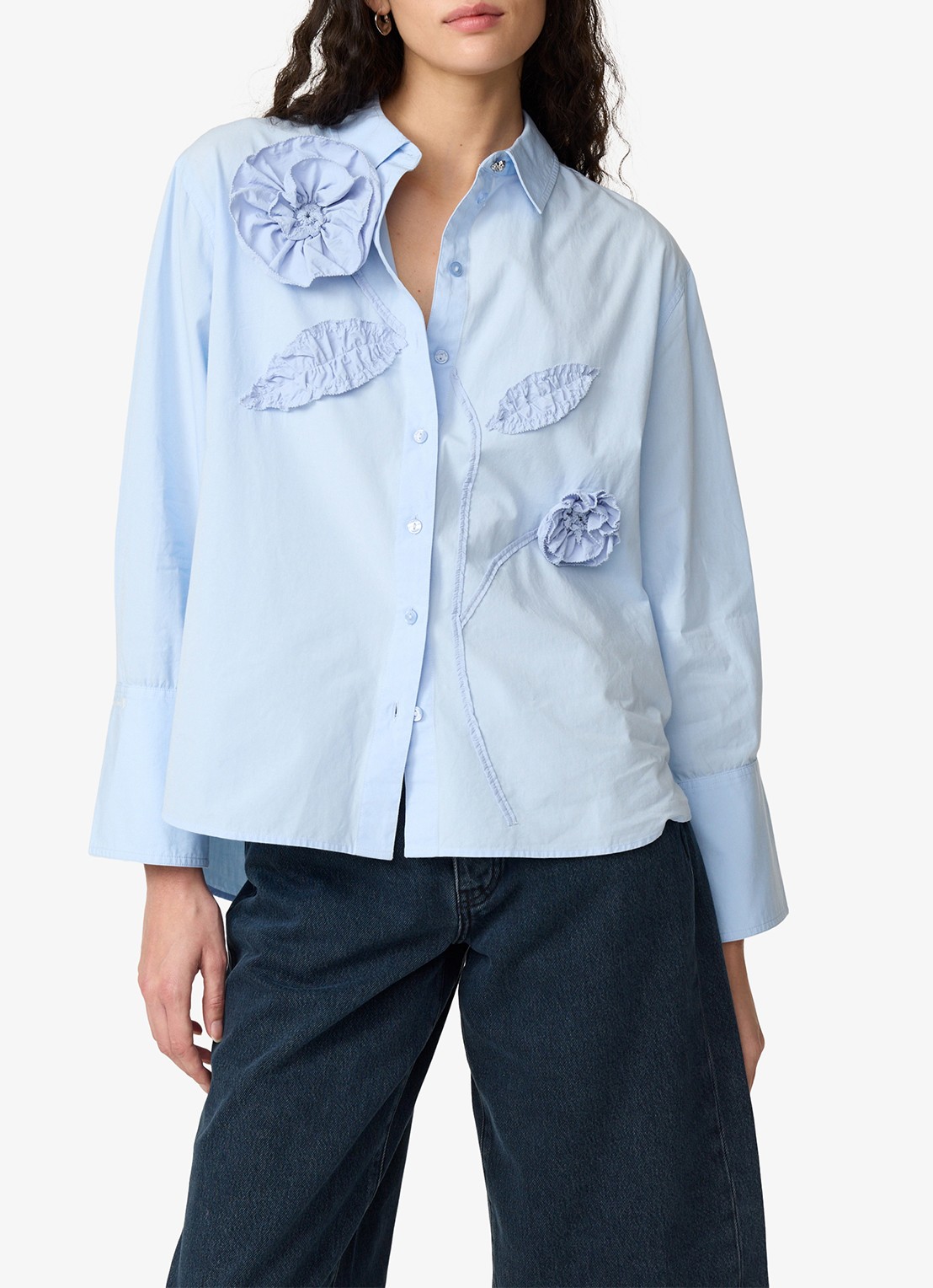 Fabienne Chapot Alex blouse met bloemenapplicaties - detail lichtblauw