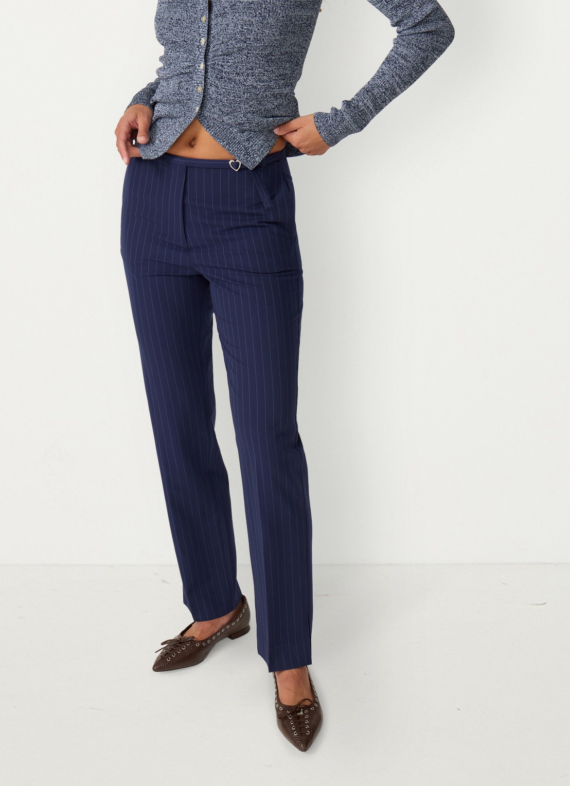 Fabienne Chapot Elliot mid waist straight fit pantalon met krijtstreep - detail donkerblauw